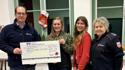 Rebecca und Franziska Kühner überreichten die Spende an Barbara und Florian Faltenbacher. (Bild: Michaela Bösl-Assion)