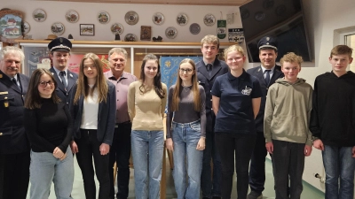 Neun neue Anwärter begrüßt die Feuerwehr Gunzendorf. Von links Kreisbrandinspektor Hans Sperber, Luisa Maier, Vorsitzender Patrick Siegler, Hannah Brunhuber, Stadtrat Josef Lehner, Jana Maier, Enya Siegler, Elias Brunhuber, Lea Schindler, Kommandant Andreas Gradl, Ben Christl und Jakob Haberberger. Es fehlt Madlen Rogner. (Bild: Lukas Lehner/exb)