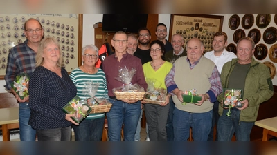 Die Gewinner der Brotzeitkörbe mit den Schützenmeistern Werner Grünthaler und Martin Pickel (Bild: Erwin Kolb)