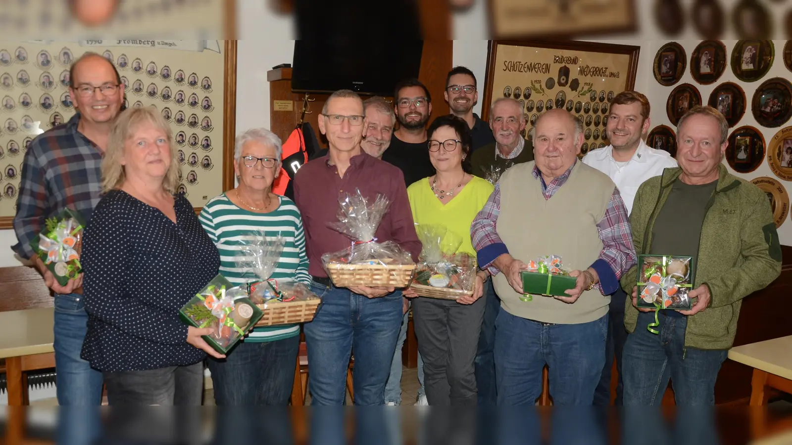 Die Gewinner der Brotzeitkörbe mit den Schützenmeistern Werner Grünthaler und Martin Pickel (Bild: Erwin Kolb)