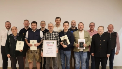 Die geehrten Mitglieder mit Erstem Schützenmeister Thomas Graf (3.v.l.), Drittem Bürgermeister Gerhard Schnabel (v.r.), DSB- und OSB-Ehrenmitglied Ludwig Mayer sowie Zweitem Schützenmeister Thorsten Malotta. (Bild: Michael Rabenhofer)