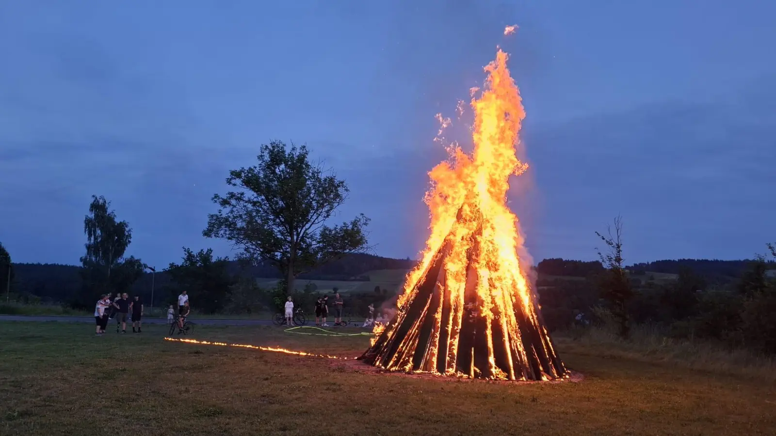 Bei EInbruch der Dämmerung wurde das Feuer entzunden. (Bild: Kathrin Gruber)