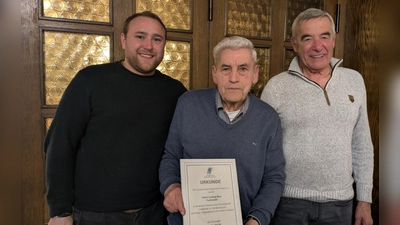 Im Bild von links 2. Vorsitzender Benedikt Mickisch, geehrter Ludwig Beer 1. Vorsitzender Werner Schaumberger. (Bild: Carmen Reif)