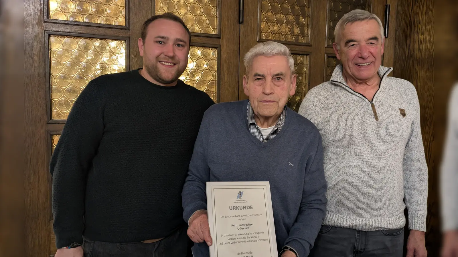 Im Bild von links 2. Vorsitzender Benedikt Mickisch, geehrter Ludwig Beer 1. Vorsitzender Werner Schaumberger. (Bild: Carmen Reif)