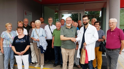 Ehrenvorsitzender der Seniorenunion des Kreisverbands Neustadt/WN, Georg Stahl, bedankte sich nach der Besichtigung der Firma Constantia in Pirk bei Betriebsrat Dominik Pätzold für die interessante Betriebsführung. <br> (Bild: Herbert Rudolph)