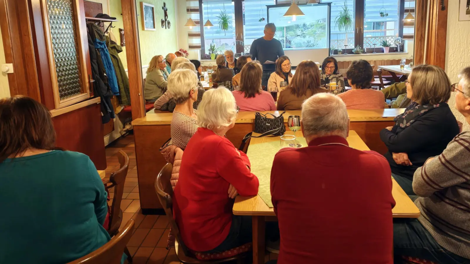 Bild 1: Reinhold Wilterius bei der Begrüßung der zahlreichen Zuhörer im Gasthaus Melber (Bild: Rainer Knoll)