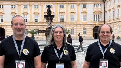 Die Teilnehmer der MRS im Hof vor dem Kloster Melk: Gerhard Skupin, Schulleiterin Kerstin Reiter und Florian Trißl (von links nach rechts) (Bild: Kerstin Reiter)