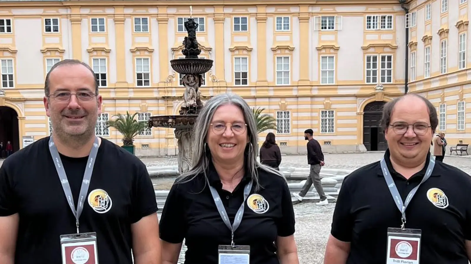 Die Teilnehmer der MRS im Hof vor dem Kloster Melk: Gerhard Skupin, Schulleiterin Kerstin Reiter und Florian Trißl (von links nach rechts) (Bild: Kerstin Reiter)