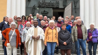 Pfarrer Emmanuel mit den Gottesdienstbesuchern der Pfarreiengemeinschaft vor der Kreuzbergkirche in Schwandorf (Bild: Winfried Schwarz)