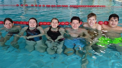Erfolgreich nahm das Team aus der Schule am Kleefeld im HPZ Irchenrieth am Bezirksturnier im Schwimmen in Mitterteich teil. (Bild: Albert Gruber)