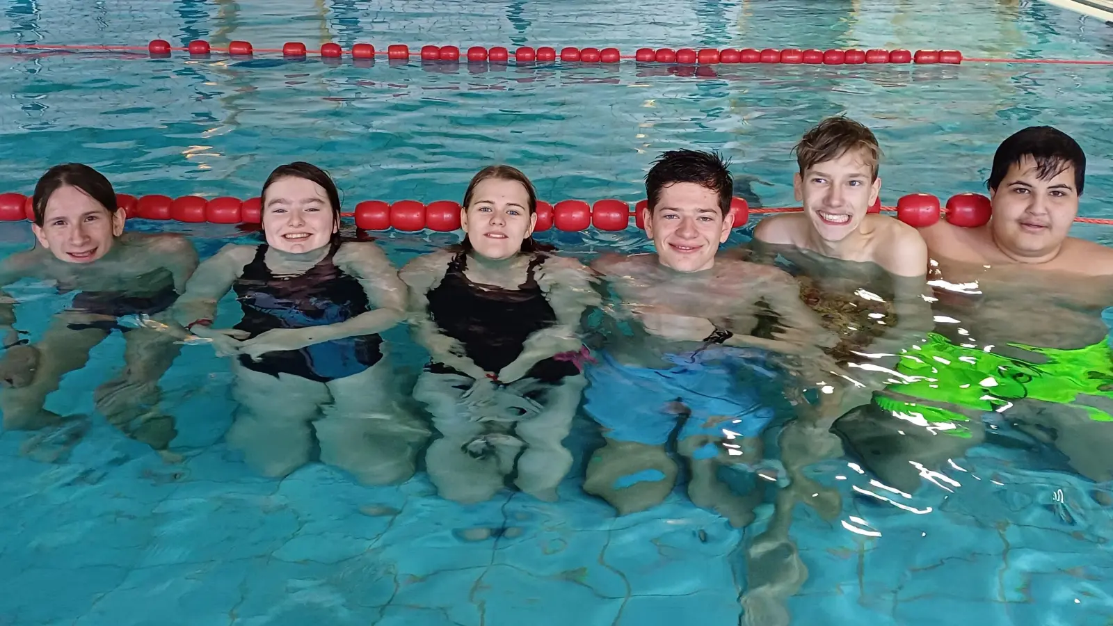 Erfolgreich nahm das Team aus der Schule am Kleefeld im HPZ Irchenrieth am Bezirksturnier im Schwimmen in Mitterteich teil. (Bild: Albert Gruber)