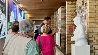 Die Besuchergruppe aus Tirschenreuth im Europa-Musuem in Etsdorf. (Bild: Ina Piehler)