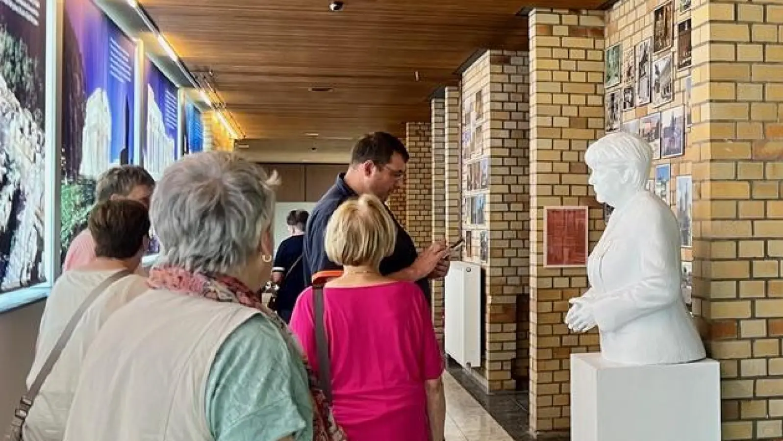 Die Besuchergruppe aus Tirschenreuth im Europa-Musuem in Etsdorf. (Bild: Ina Piehler)