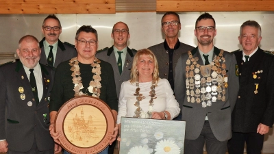 Schützenmeister Werner Grünthaler mit Ritter Erwin Kolb, Schützenkönig Heinz Siegert, stellv. Schützenmeister Markus Siegert, Schützenliesl Helga Sperber, Bürgermeister Peter Achatzi, Gaukönig Eric Pilhofer und stellv. Gauschützenmeister Fritz Seegerer (Bild: Erwin Kolb)
