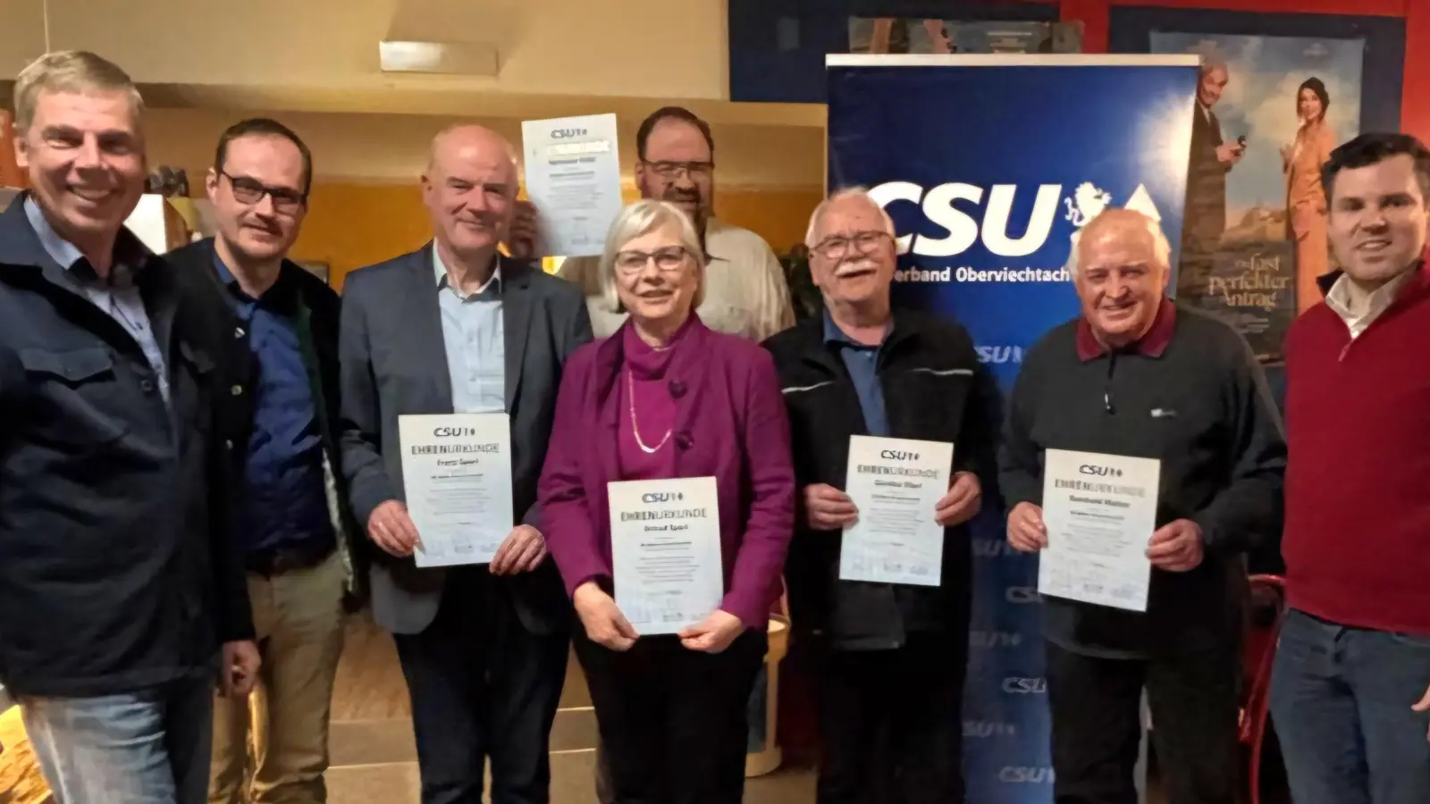Im Rahmen der Jahreshauptversammlung des CSU-Ortsverbandes Oberviechtach wurden durch stv. Ortsvorsitzenden Jochen Schneider (links), Ortsvorsitzenden Tobias Ehrenfried (2. v. links) sowie CSU-Fraktionsvorsitzenden im Stadtrat Peter Pirzer (rechts) langjährige Mitglieder für ihre Treue ausgezeichnet. Für 50 Jahre: Reinhold Malzer (2. v. rechts), Günther Flierl ( 3. v. rechts) und Hermann Völkl (vertreten durch Sohn Thomas 4. v. rechts). Eine Auszeichnung für 10 Jahre Mitgliedschaft erhielten Franz Sperl (3. v. links), Ortrud Sperl (4. v. links) sowie Pfarrer Martin Popp (entschuldigt).  (Bild: Anita Pösl)