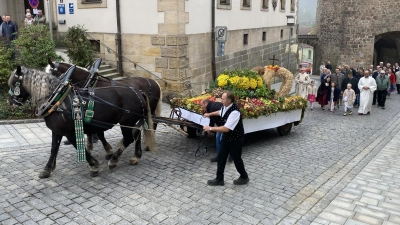 Ein langer Festzug begleitete den Erntewagen zur Segnung am Unteren Markt und danach in den Schlosshof, wo der große Festgottesdienst stattfand. (Bild: Raphael Haubelt)