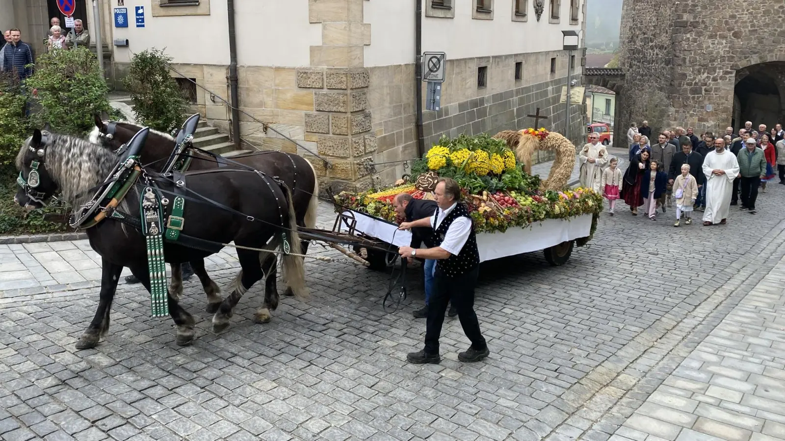 Ein langer Festzug begleitete den Erntewagen zur Segnung am Unteren Markt und danach in den Schlosshof, wo der große Festgottesdienst stattfand. (Bild: Raphael Haubelt)