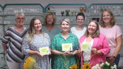 Wieder schüttete der Schnäppchenladen sein Füllhorn aus und erfreute die Kitas Vilseck, Schlicht und Sorghof mit Spenden. (Von links): Veronika Pröls, Katharina Bruev, Gudrun Quarder, Katharina Gallwitzer, Stefanie Kraus, Jessica Pickert und Katharina Kreuzer.  (Bild: Rosi Hasenstab)