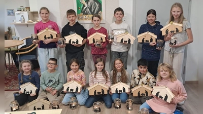 Unsere Bastelprofis! Voller Stolz präsentieren die Kinder ihre selbstgebauten Krippen und Windlichter aus dem Ministranten-Weihnachtsworkshop. (Bild: Elisabeth Koller)