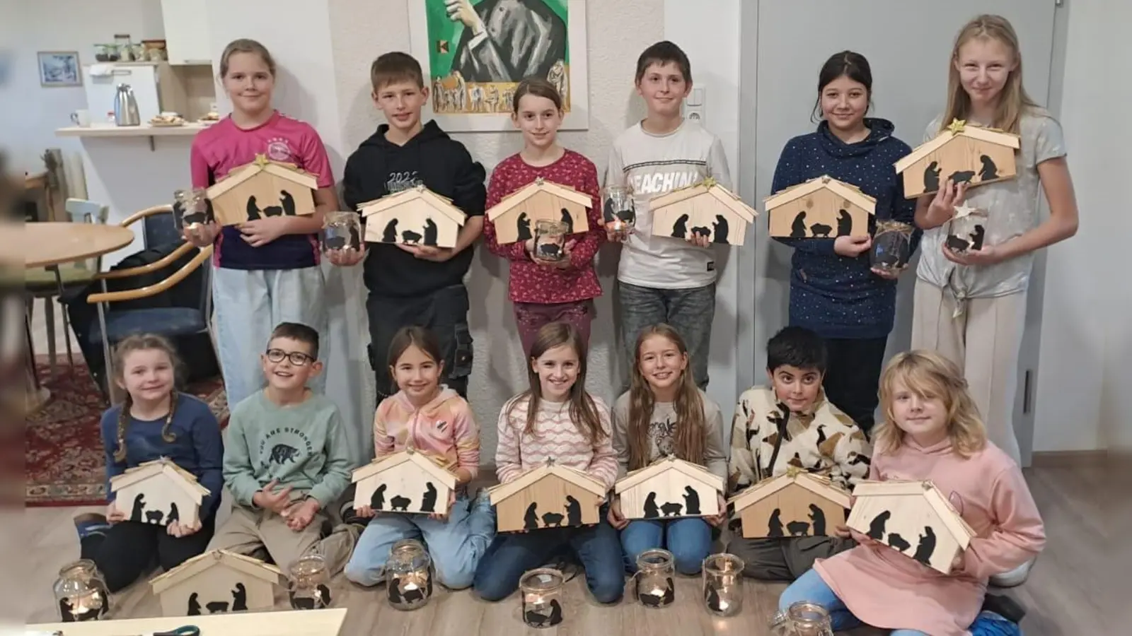 Unsere Bastelprofis! Voller Stolz präsentieren die Kinder ihre selbstgebauten Krippen und Windlichter aus dem Ministranten-Weihnachtsworkshop. (Bild: Elisabeth Koller)