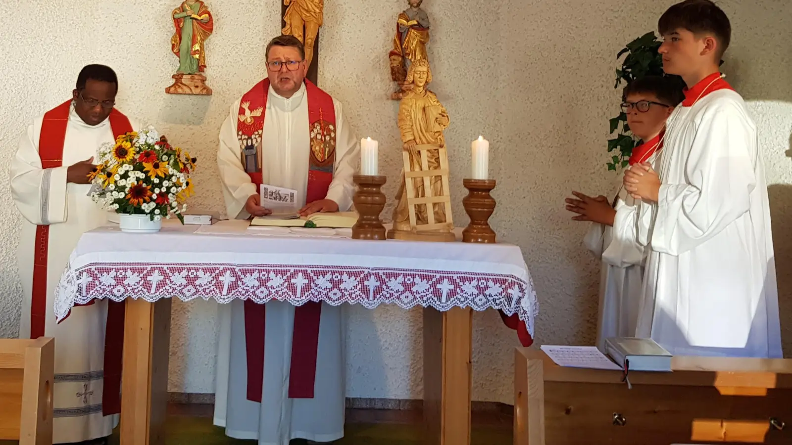 Pfarrer Udo Klösel (rechts) und Pfarrvikar Dr. Basil Bazir Ngwega hielten den Festgottesdienst zum Patroznium der Dorfkapelle Rückersrieth. (Bild: Peter Garreiss)