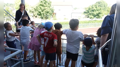 Die zukünftigen Erstklässler besichtigen die Schulsportaußenanlagen. (Bild: Vivian Woods)