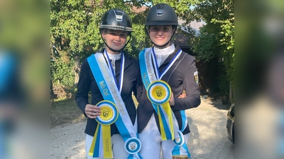 Matilda Schraml und Isabell Keßl sind Verbandsmeister Vielseitigkeit. (Bild: Birgit Schraml)