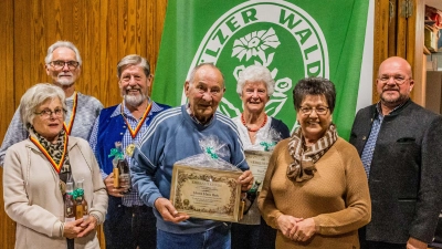 v. links: Evi Feistl, Rainer Feistl, Edi Flenz, Hans Reis, Luise Reis, Ilonka Flenz und 1. Vorsitzender Hermann Bolz. (Bild: Thomas Betz)