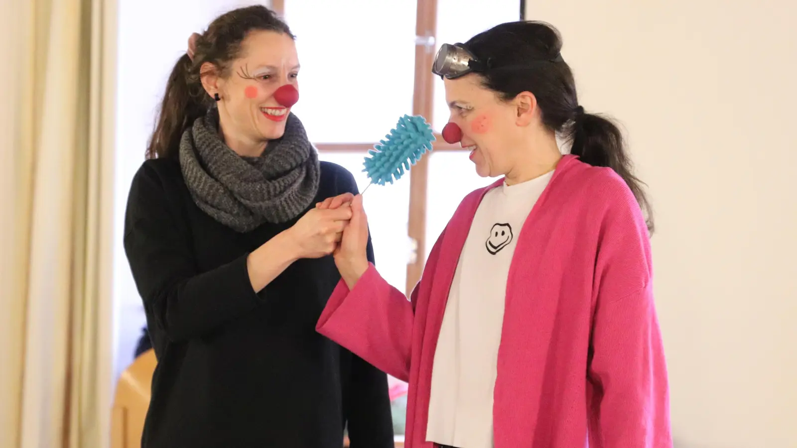 Das Mikrophon half, so dass alle Mitarbeiterinnen des Ökumenischen Kleiderladens die Clowninnen Coco Schlupfhupf und Rosa Würschtl gut verstehen konnten. (Bild: Corinna Groth)