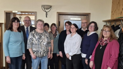 Die neu gewählte Vorstandschaft der Katholischen Landvolkbewegung Wernersreuth von rechts: 1. Vorsitzende Brigitte Meyer, Diözesanvorsitzende Maria Reitinger, Kreis-Landvolkpfarrer Anton Witt, Petra Fröhlich, 2. Vorsitzende Monika Seitz, Schriftführerin Gertrud Spachtholz, Kassenprüferin Doris Eckstein, Elfriede Berling, 1. Bürgermeister Klaus Meyer, Kassenprüferin Resi Lippert. Es fehlen Schatzmeisterin Nadine Tretter, Stephanie Brucker und Sandra Sturm. (Bild: Brigitte Meyer)