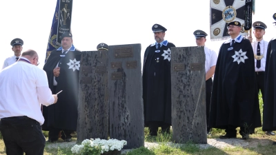 Mit Ordensmantel v.l.n.r.: Ordensfähnrich Thorsten Schiener (KRK Plößberg), Ordensmarschall Alexander Littich (KSV Mühlhausen) und Großmeister Wilhelm Schiener (KRK Plößberg). (Bild: Thorsten Schiener)