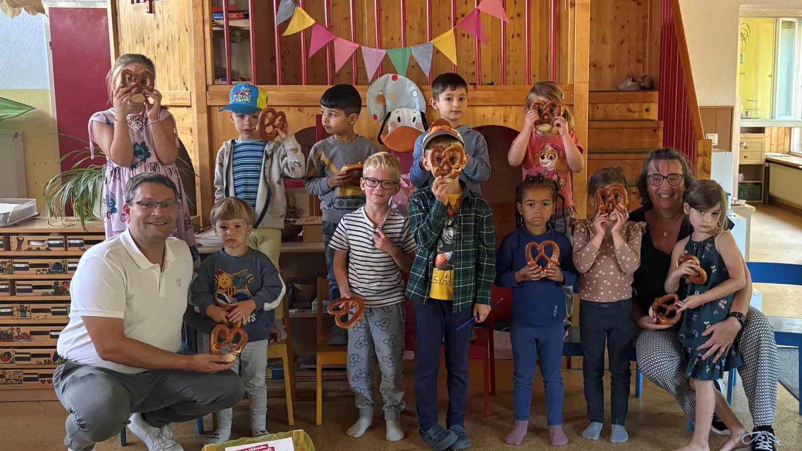 HWK-Geschäftsführer Alexander Stahl (li.) zu Besuch im Kindergarten St. Markus in Weiden. Zum Dank für die Teilnahme am Kita-Wettbewerb des Handwerks erhielten die Kinder ein Brezn-Frühstück. (Bild: Alexander Stahl)