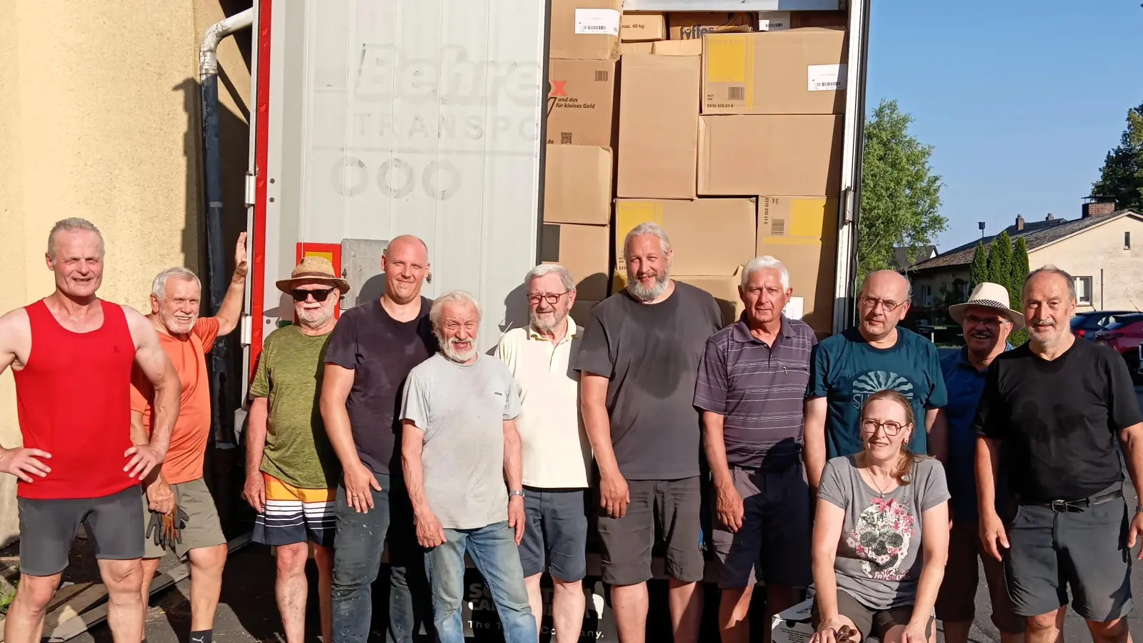 Die Helfer (von links) Siggi Bösl, Benno Riedl, Erhard Walberer, Christian Binder, Hans Karl, Gerhard Egerer, Daniel Karl, Franz Ficker, Konrad Neuser, Margarete Wiesend, Gerhard Merkl und Max Wiesend haben den Sattelzug bis an den Rand mit Hilfsgüter beladen.<br><br> (Bild: Hans Karl)