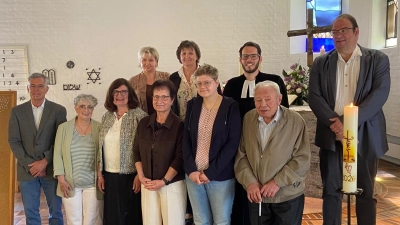 Im Bild vordere Reihe von links nach rechts: Herbert Frank (50 Jahre), Heike Gruber (50 Jahre), Regine Götz (50 Jahre), Cornelia Eckl (50 Jahre), Sophie Wölke (10 Jahre), Rudolf Fischer (70 Jahre) hintere Reihe von links nach rechts: Olga Hauser (30 Jahre) Gabi Gilch (50 Jahre), Pfarrer Fischer, Thomas Völkl (40 Jahre) (Bild: Gabi Gilch)
