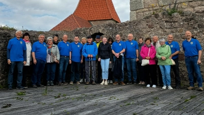 Die Teilnehmer der Führung vor der Burgkapelle und dem Bergfried (Bild: Rita Lingl)