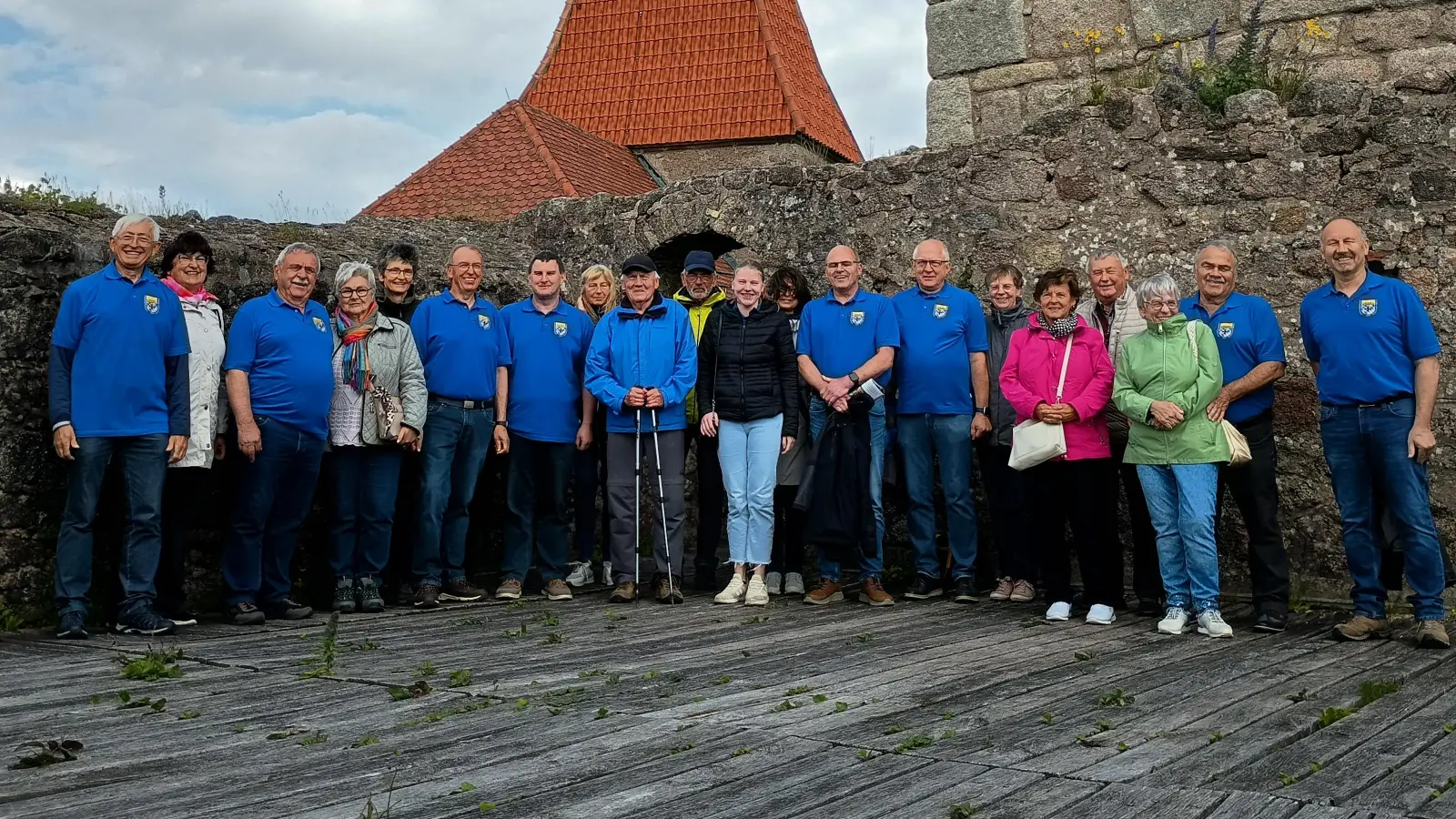 Die Teilnehmer der Führung vor der Burgkapelle und dem Bergfried (Bild: Rita Lingl)