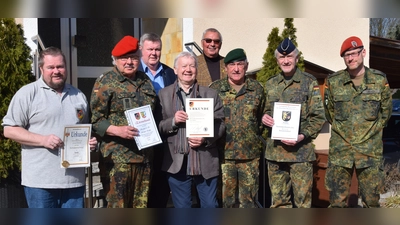 Geehrte Kameraden der Kreisgruppe Oberpfalz Mitte. v.li. Oliver Herbst, Werner Koller, Bezirksvorsitzender Xaver Weber, Paul Böhm, Stellvertr. Landesvorsitzender Manfred Stange, Werner Gebhard, Kreisvorsitzender Bertram Gebhard und Bataillonskommandeur LogBtl. 472 Oberstleutnant Rene´ Urbach aus der Schweppermannkaserne.  (Bild: Paul Böhm)
