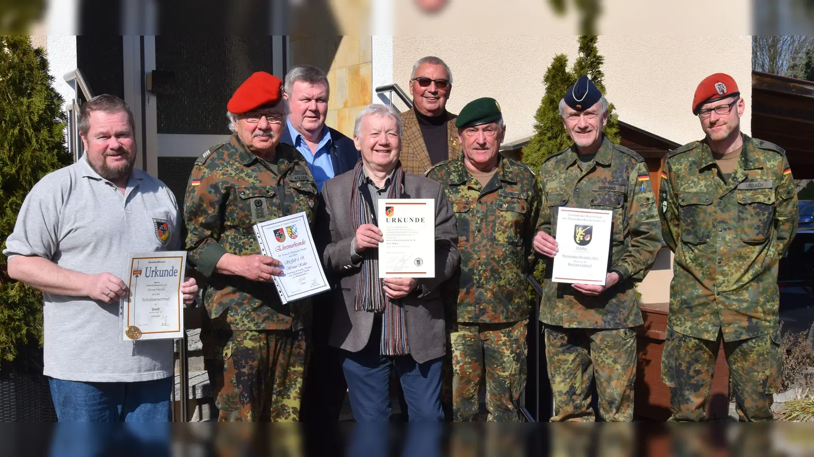 Geehrte Kameraden der Kreisgruppe Oberpfalz Mitte. v.li. Oliver Herbst, Werner Koller, Bezirksvorsitzender Xaver Weber, Paul Böhm, Stellvertr. Landesvorsitzender Manfred Stange, Werner Gebhard, Kreisvorsitzender Bertram Gebhard und Bataillonskommandeur LogBtl. 472 Oberstleutnant Rene´ Urbach aus der Schweppermannkaserne.  (Bild: Paul Böhm)