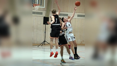 Noel Petrovic beim Kampf um den Ball im Spiel gg Ratiopharm Ulm. (Bild: Jürgen Masching)