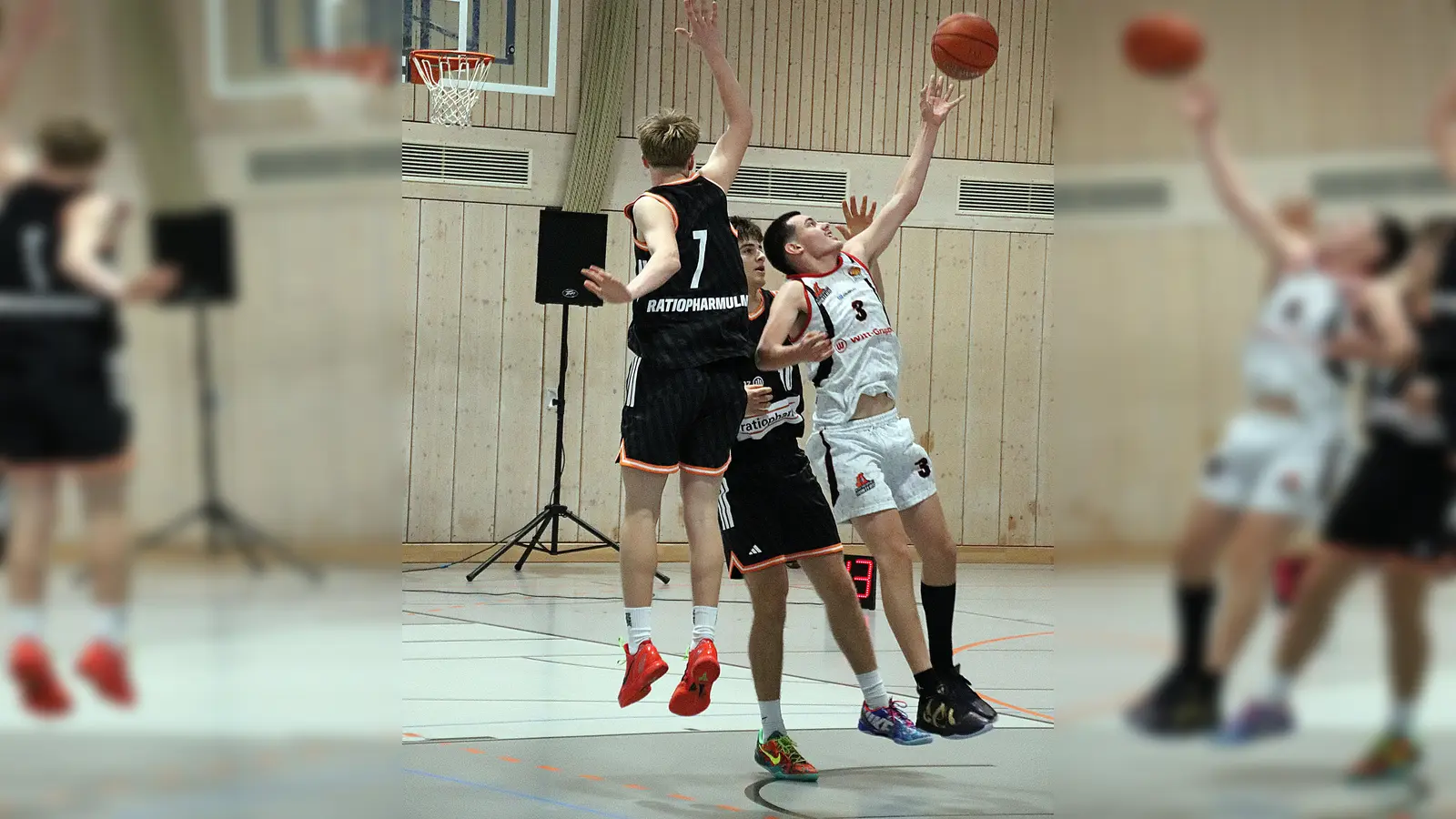 Noel Petrovic beim Kampf um den Ball im Spiel gg Ratiopharm Ulm. (Bild: Jürgen Masching)