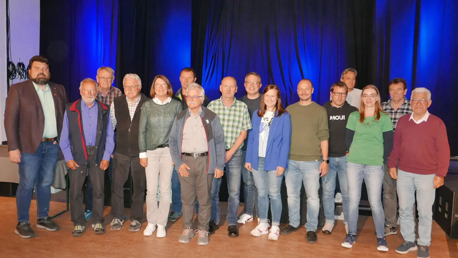 Die neue Vorstandschaft, von links nach rechts, Bürgermeister Stefan Frank, Helmut Fackler, Jackie Leibig, Wolfgang Ertl , Elke Geck-Neidl, Manfred Leitgeb, Dr. Mike Scherer, Norbert Maul, Andreas Eckl, Veronika Schmalzl, Tom Scherer, Mathias Kolb, Fritz Royer, Kerstin Weiß, Erwin Rösel, Helmut Spies (Bild: Ludwig Kirschhock)