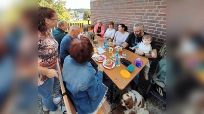 In geselliger Runde wird geschlemmert. (Bild: Pamela Wünsche)