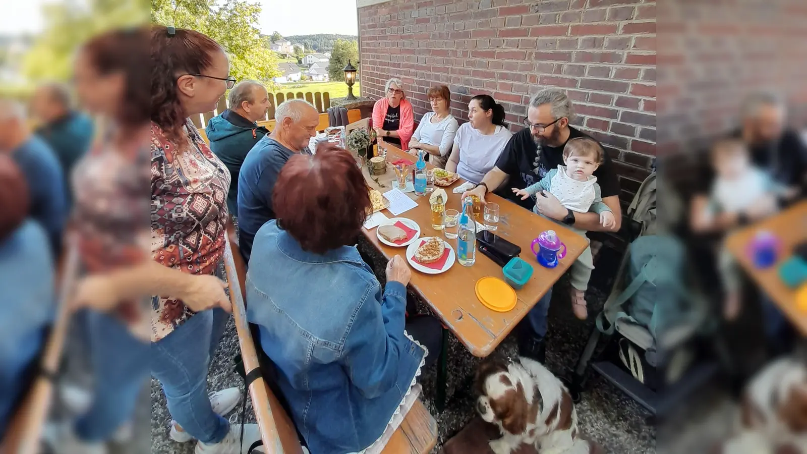 In geselliger Runde wird geschlemmert. (Bild: Pamela Wünsche)