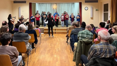 Rund 120 Besucher aller Generationen besuchten des gelungene vorweihnachtliche Konzert des beliebten Kinder- und Jugendchores Bunte Töne im Pfarrheim. (Bild: Roman Melzner)