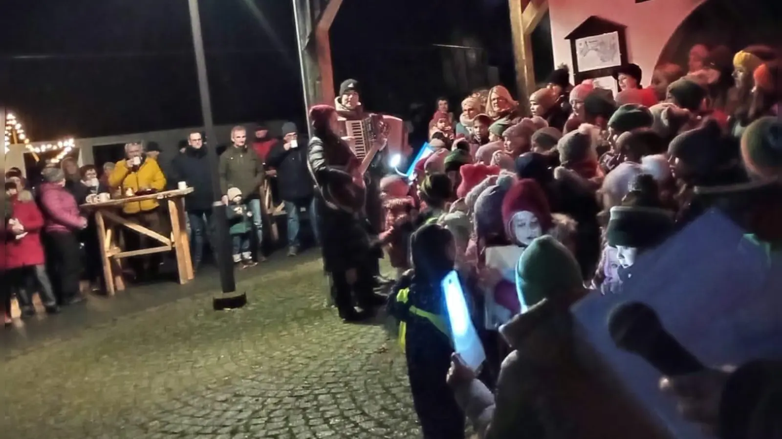 Die Dorfspatzen vor dem Backofen in Ilsenbach (Bild: Martin Thoma)