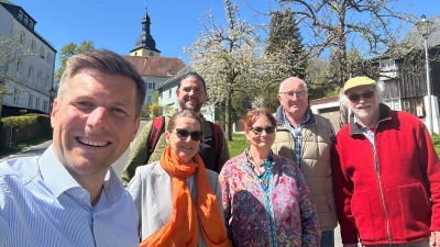 Erster Bürgermeister Nicolas Lahovnik (links) beim Rundgang mit Mitgliedern und dem Vorsitzenden des Obst- und Gartenbauvereins Schönbrunn 1922 e.V., Stefan Schürmann (rechts). (Bild: Kristina Wiedel)