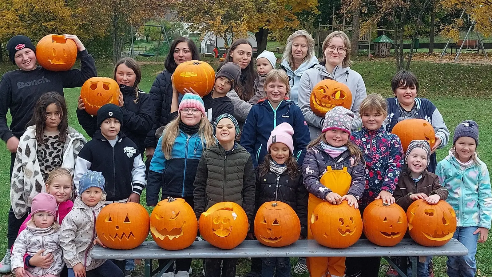 Mütter mit Kindern bei der Kürbisgestaltung (Bild: Nicole Schlicht)