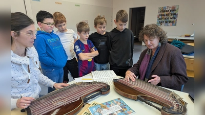 Evi Strehl und Marina Rischan mit Kindern der OGTS Freudenberg (Bild: Heidrun Leitz)