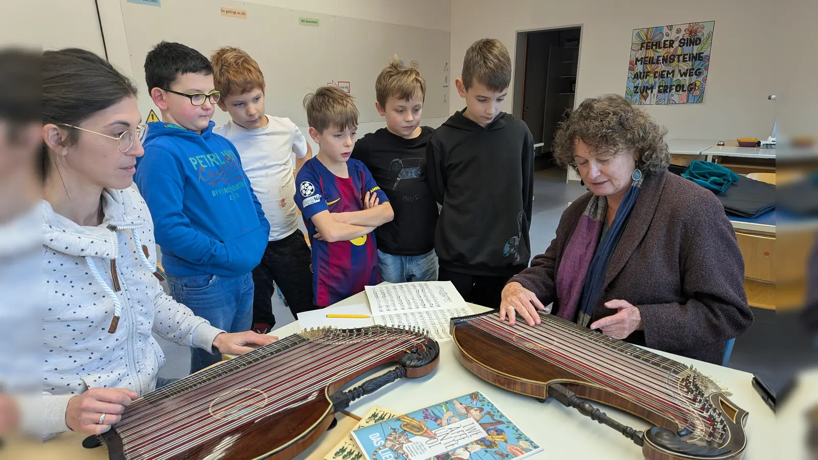 Evi Strehl und Marina Rischan mit Kindern der OGTS Freudenberg (Bild: Heidrun Leitz)