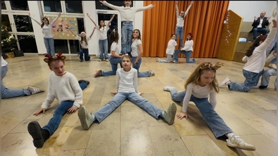 Die Mädchen der 5. und 6. Klasse tanzten zu „Jingle Bells Rock”. (Bild: Petra Kreuzer)